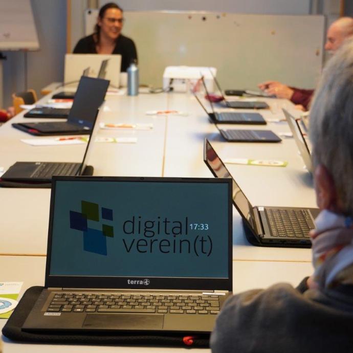 Referentin Rebecca Hümmer informiert über die Möglichkeiten der KI im Verein.