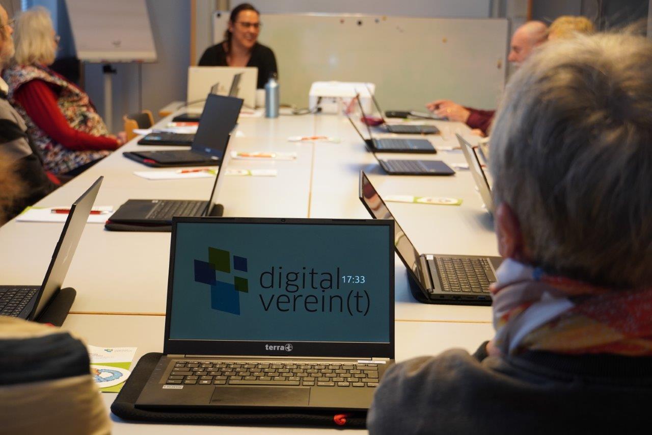 Referentin Rebecca Hümmer informiert über die Möglichkeiten der KI im Verein.