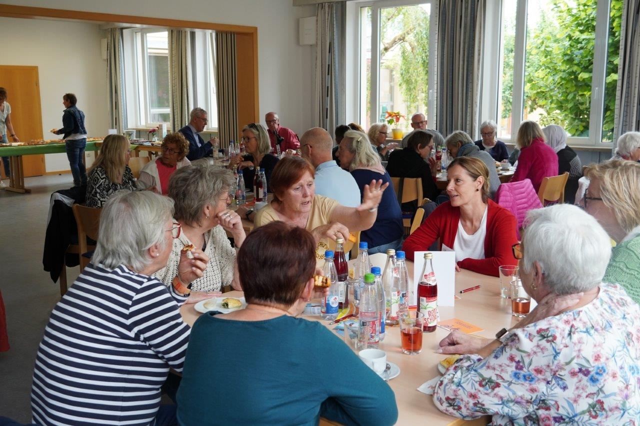 Gemütlicher Ausklang des Danketags: Ehrenamtliche kamen bei Essen und Getränken miteinander ins Gespräch