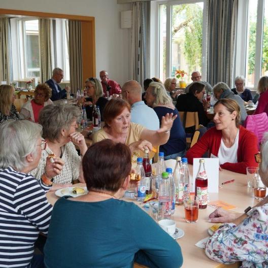 Gemütlicher Ausklang des Danketags: Ehrenamtliche kamen bei Essen und Getränken miteinander ins Gespräch