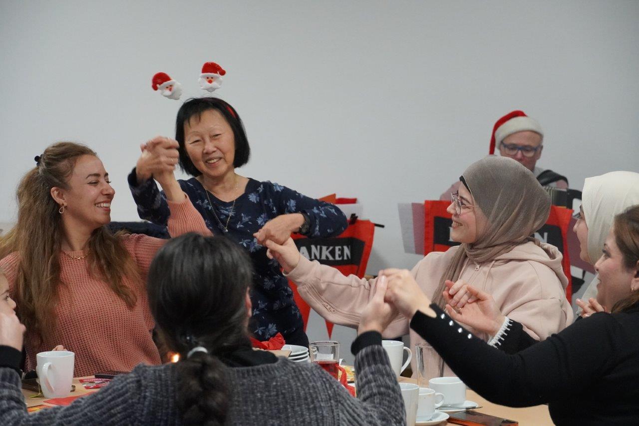 Fröhliche Stimmung beim Begegnungscafé