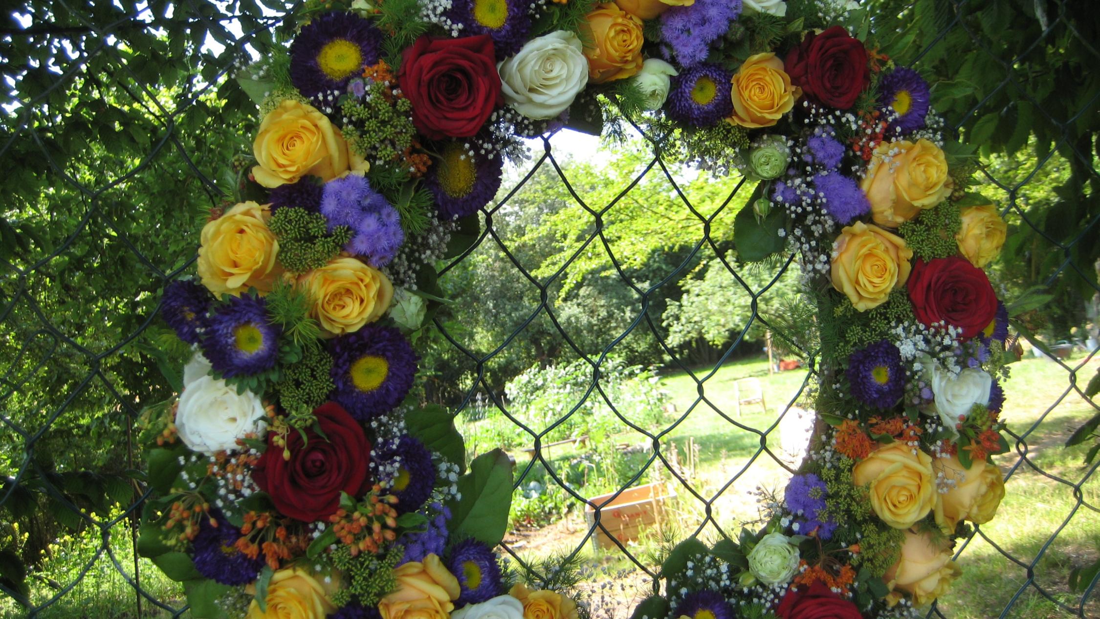 Blumenkranz am Eingangstor zum NeuStadtGarten