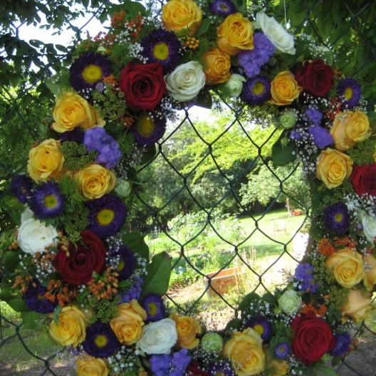 Blumenkranz am Eingangstor zum NeuStadtGarten
