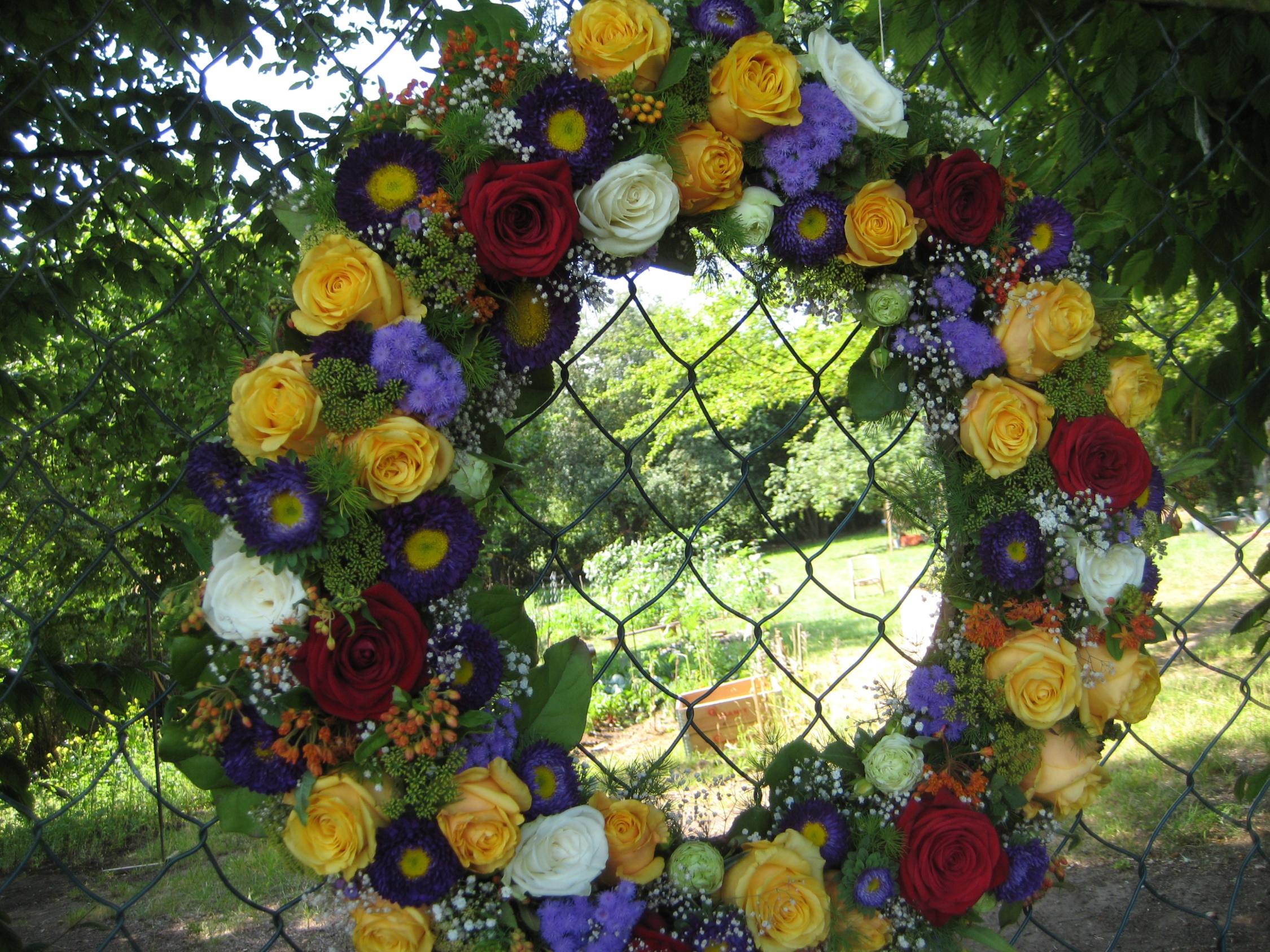 Blumenkranz am Eingangstor zum NeuStadtGarten