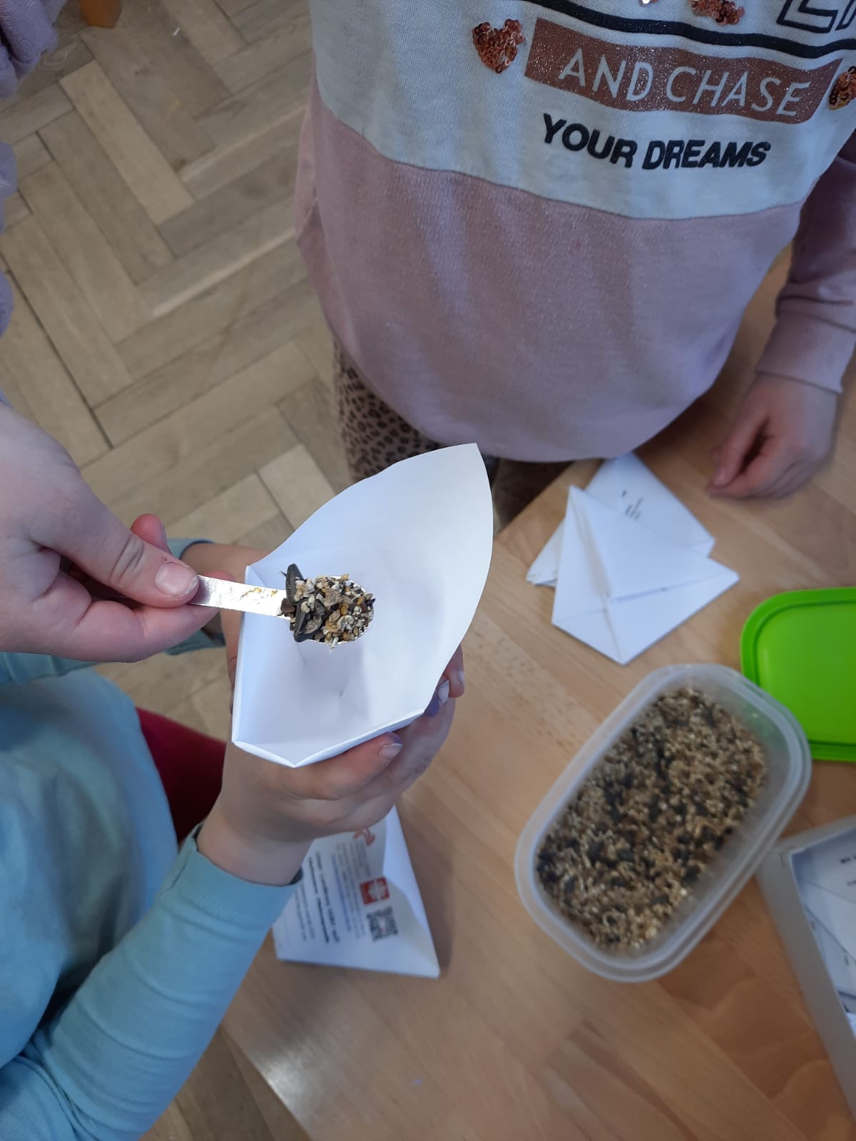 Samentütchen falten und befüllen macht Spaß!