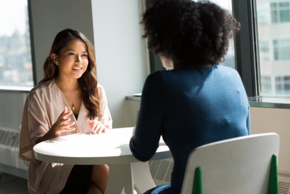 Gespräch zweier Frauen am Tisch