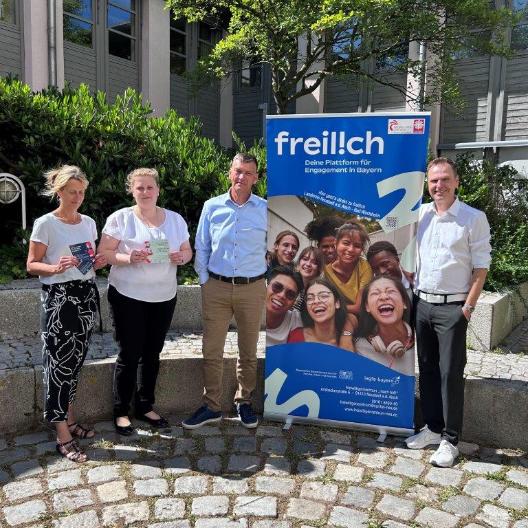 Landrat Dr. Christian von Dobschütz zusammen mit Andreas Schilling, Caritas-Geschäftsführer, sowie Veronika Polok und Iris Reichel vom Freiwilligenzentrum (v.r.n.l.)