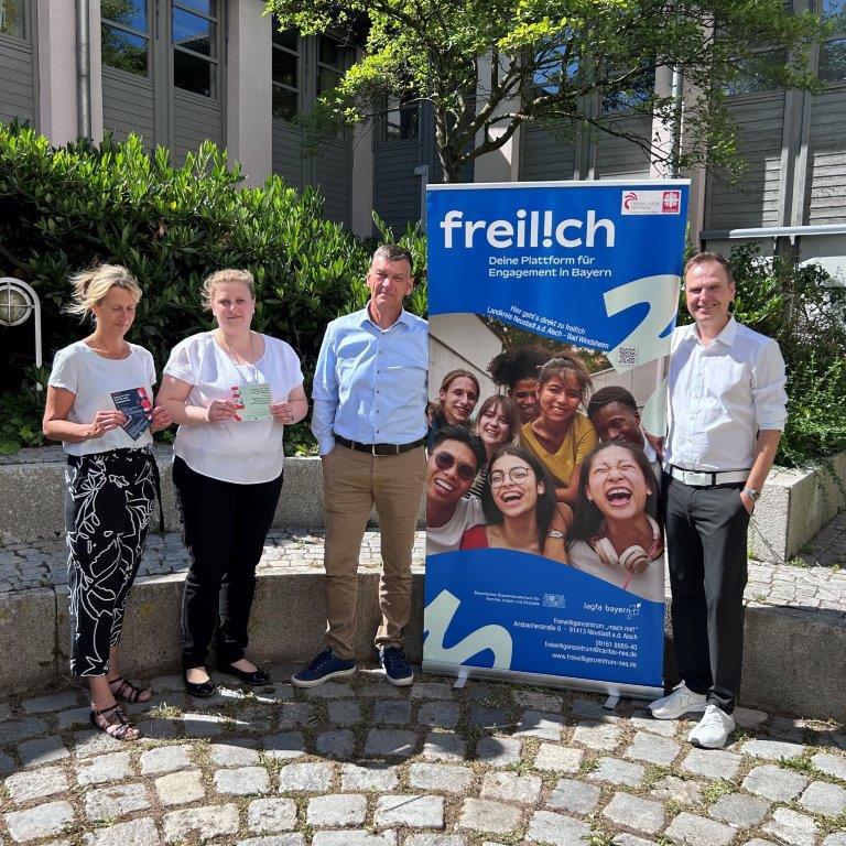Landrat Dr. Christian von Dobschütz zusammen mit Andreas Schilling, Caritas-Geschäftsführer, sowie Veronika Polok und Iris Reichel vom Freiwilligenzentrum (v.r.n.l.)
