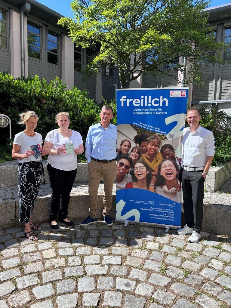 Landrat Dr. Christian von Dobschütz zusammen mit Andreas Schilling, Caritas-Geschäftsführer, sowie Veronika Polok und Iris Reichel vom Freiwilligenzentrum (v.r.n.l.)