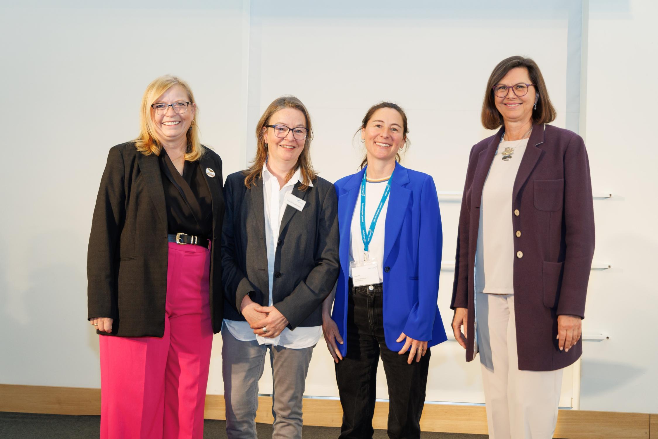 Gabi Schmidt (Bayerische Ehrenamtsbeauftragte), Claudia Leitzmann (geschäftsführender Vorstand LBE Bayern), Eva Kurfer (Co-Geschäftsführung lagfa Bayern) und Ilse Aigner (Landtagspräsidentin) (v.l.n.r.)