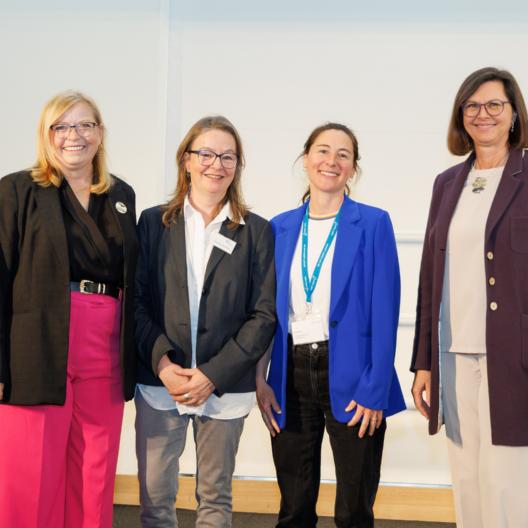 Gabi Schmidt (Bayerische Ehrenamtsbeauftragte), Claudia Leitzmann (geschäftsführender Vorstand LBE Bayern), Eva Kurfer (Co-Geschäftsführung lagfa Bayern) und Ilse Aigner (Landtagspräsidentin) (v.l.n.r.)